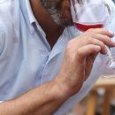 Uomo degusta vino bianco Tenuta Trium Notaresco Teramo