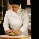 Chef Aurora impasta la sfoglia verde al Ristorante La Tacchinella di Canzano
