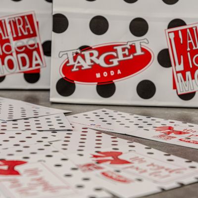 Carte regalo con logo Altra Idea Moda e grafica a pois
