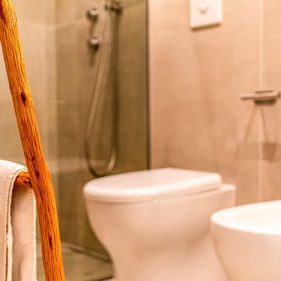 Bagno dello Shanti B&B con doccia, sanitari e scala in legno