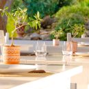 Terrazza apparecchiata per la colazione nel verde dello Shanti B&B