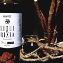 Liquore alla liquirizia Scuppoz con bicchiere e radici di liquirizia