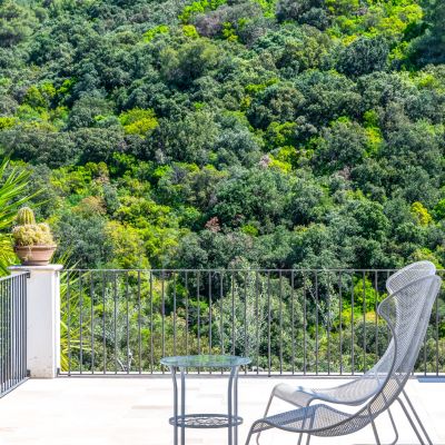 Terrazza della camera con sedute e vista sul verde allo Shanti B&B