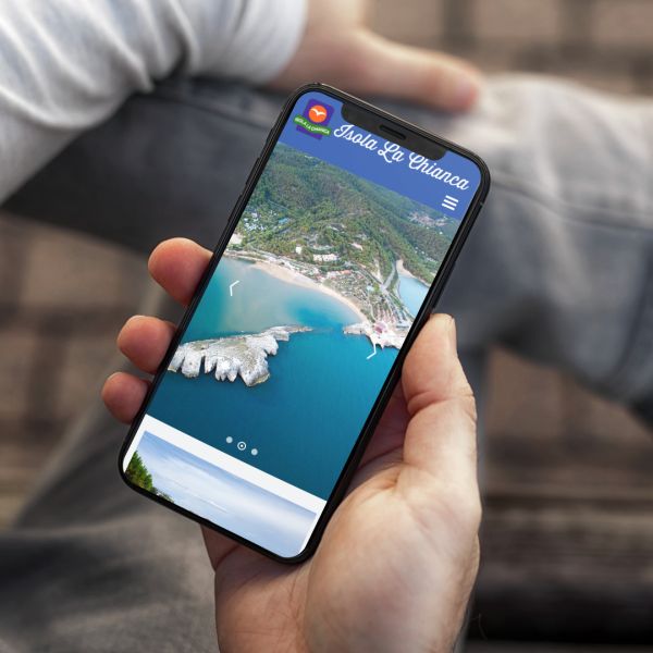 mano con Iphone che mostra il sito web in modalità mobile responsive de Isola La Chainca di Vieste