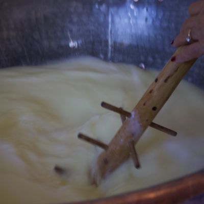 Lavorazione del latte nella caldaia durante la produzione del formaggio