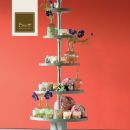Espositore a forma di albero con piccoli ornamenti colorati