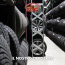 Grafica Gran Sasso Gomme con scaffali di pneumatici e cerchi