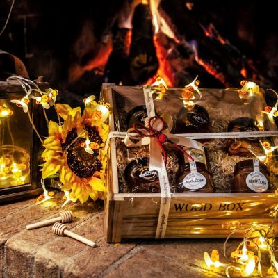 Box di Natale con prodotti vicino al camino durante lo shooting fotografico per Bottega Montecchia