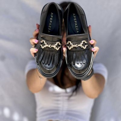Donna Con In Mano Mocassino Apepazza Florian Calzature Su Instagram Teramo Abruzzo