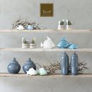 Mensole con vasi e bottiglie decorative nelle tonalità del blu
