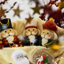 Piccoli pupazzi di neve natalizi con cappelli colorati