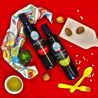 Bottiglie di olio extravergine d'oliva Tenuta Ottavia in uno still life colorato