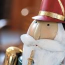Primo piano di una statuina decorativa di Babbo Natale