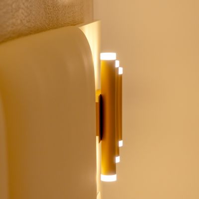 Lampada da parete accanto al letto della suite Ortensia