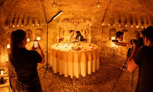 tre videomaker Wainet durante le riprese video di una coppia a cena romantica nella Neviera del Ristorante La Tacchinella produzione video Wainet Web Agency di Teramo