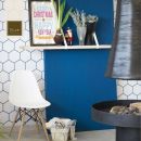 Sala da pranzo blu con decorazioni natalizie e sedia bianca