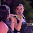 Due cantanti si esibiscono insieme sul palco dell'evento