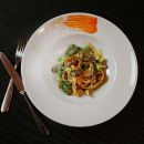 Piatto di fettuccine all'uovo tricolore con funghi