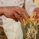 Pasta all'uovo tricolore appena tagliata e raccolta tra le mani