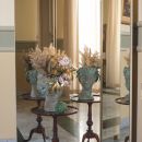 Vasi con composizioni floreali disposti in un salone elegante
