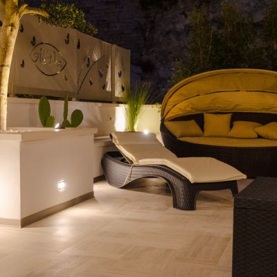 Terrazza notturna della suite Tulipano con letto a baldacchino e lettini