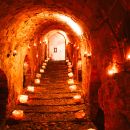Scalinata d'ingresso della neviera illuminata da candele