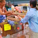 Donna durante un acquisto al banco di un mercato