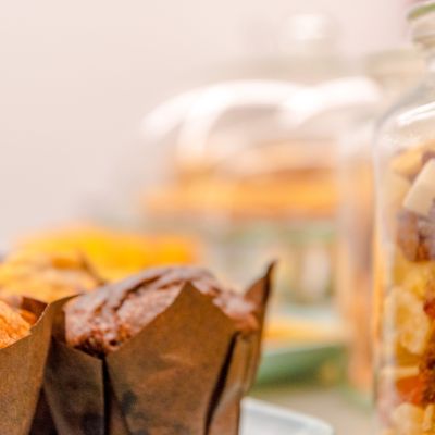 Biscotti e dolci esposti per la colazione al Residence Aleden