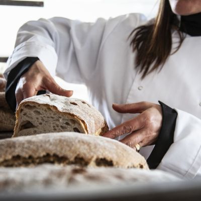 Taglio di pagnotte di pane integrale nel laboratorio