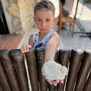 Bambino mostra un manufatto in lana durante un laboratorio del campus