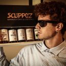 Ragazzo che regge contenitore con set di bottiglie Scuppoz su Instagram a Teramo in Abruzzo