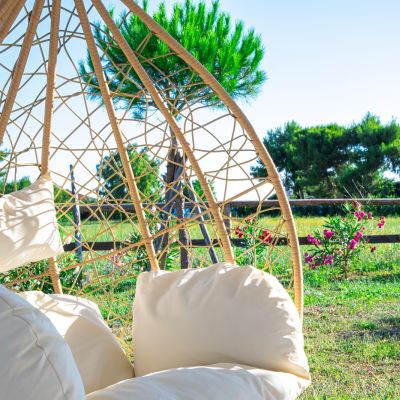 Poltrona sospesa imbottita nel giardino del B&B Duccio a Mare