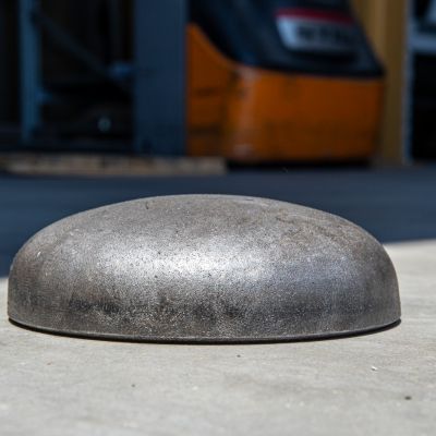 Fondello in acciaio FENP appoggiato sul pavimento industriale