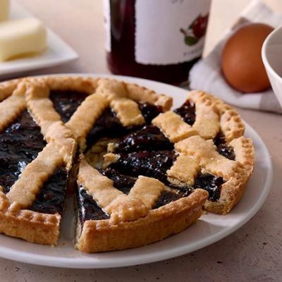 Crostata artigianale alla confettura con uova e ingredienti