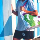 Donna che mostra una borsa in tessuto con cactus ricamato