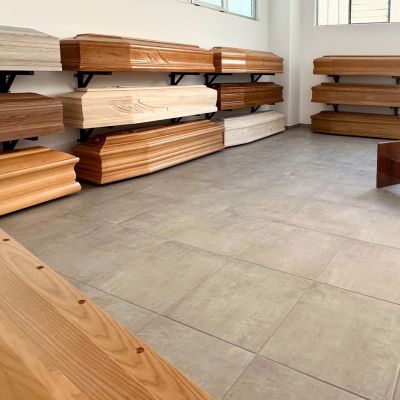 Showroom della casa funeraria con feretri in legno esposti