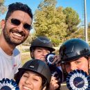Istruttore e due giovani allieve con coccarde in un selfie dopo la gara