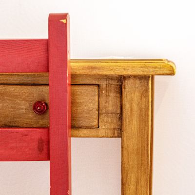 Sedia rossa e scrivania in legno nella camera Rossa