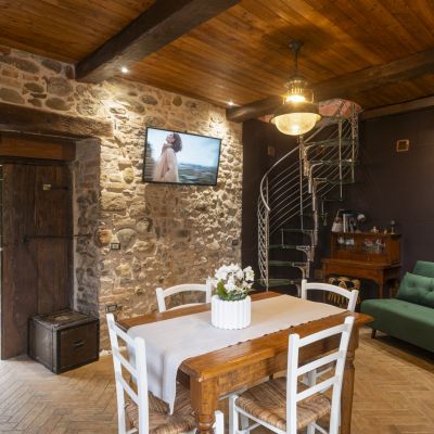 Soggiorno con camino acceso del Bed and Breakfast Abruzzo Tower a Montorio al Vomano in Abruzzo