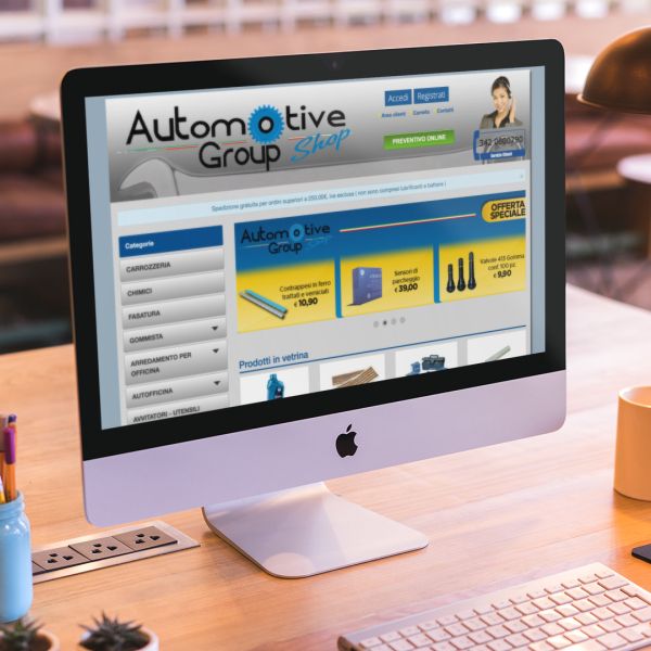 iMac sulla scrivania con aperta la home page del sito web di Automotive 24 Shop