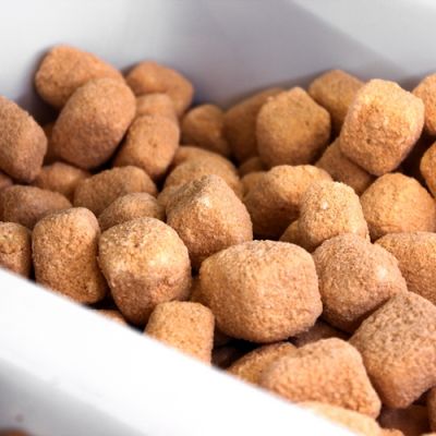 Bocconcini panati surgelati esposti nel banco di Mediterranea Surgelati