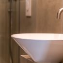 Lavabo bianco dal design moderno nel bagno dello Shanti B&B