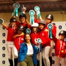 Giovani allievi del Team Horse sul podio con medaglie e coccarde