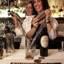 Bartender che sorridono mentre preparano cocktail Scuppoz su Instagram a Teramo in Abruzzo