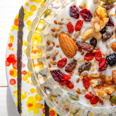 Yogurt guarnito con mandorle, semi e frutta essiccata