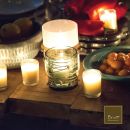 Candele accese su un tavolo all'aperto durante la sera