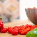Pomodori freschi e peperone pronti per la colazione salata