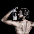 Shooting fotografico professionale ragazzo con bottiglia liquore di anice stellato Scuppoz