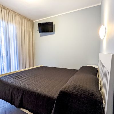 Stanza matrimoniale TV Bed and Breakfast Duccio al Mare camere vacanze estive a Vieste nel Gargano