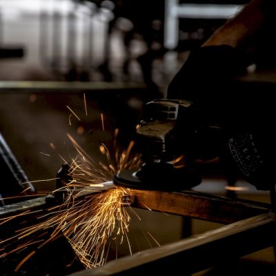 Scintille durante la molatura di un telaio metallico Gruppo Rodi